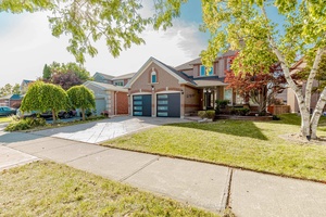 Fantastic Location ! 4 Bedrooms 3 Washrooms Main amp ; Upper Level Available In Heartland, Mississauga Available Immediately.