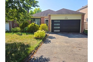 Welcome to this charming all brick bungalow in Pickering's highly sought after Liverpool neighbourhood !