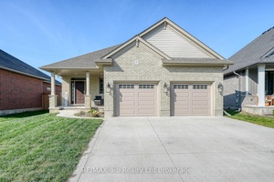 Stylish bungalow ! This reputably built Hayhoe Home is full of upgrades.
