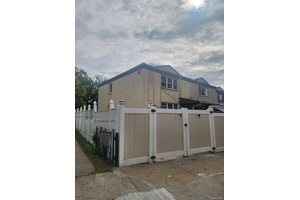 Semi Detached House for Sale 4 Spacious Bedrooms 2 Full Bathrooms Main Kitchen Full Basement ideal for extra living space, storage, or recreation Private Parking for up to 5 Cars ...