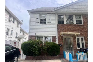 Great investment opportunity in Bayside !