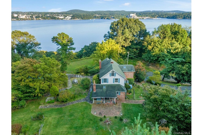 Aerial overview of property and Hudson River