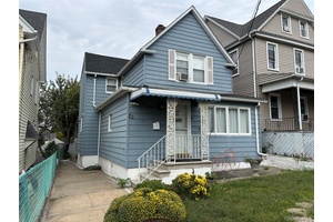 Charming 3 bedroom Colonial in the heart of New Rochelle !