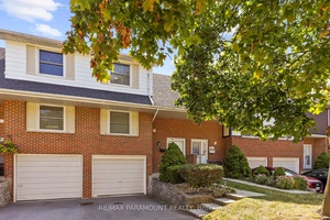 Welcome to this beautifully maintained townhome, located in one of Hamilton's most sought after complexes !