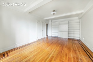 9M is a high floor studio in Gramercy House with expansive northern views showcasing some of the city s most iconic buildings, including the Chrysler Building.