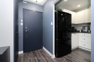 This beautifully updated two story, three bedroom condo blends cutting edge technology with sophisticated style.