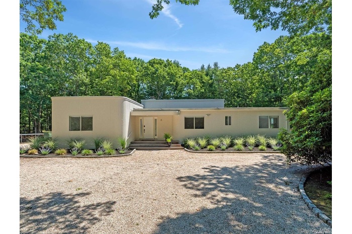 8 Deer Path, Quogue