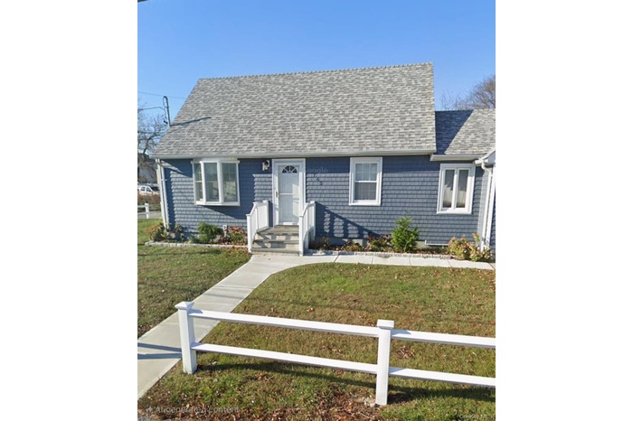 View of front facade featuring a shingled roof
