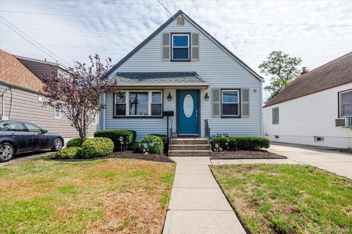 Bungalow with a front yard