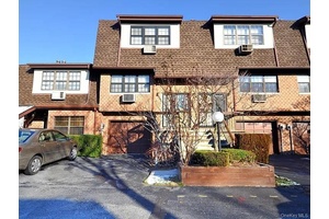 This rare mint condition triplex townhouse condo bright airy.