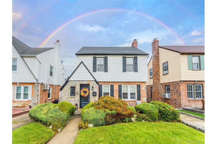 View of front of house featuring a front yard