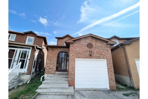 Bright 3 1 Bed Rooms, Practical Layout, 2 Storey Link Home In High Demand Steeles Fenton Area !