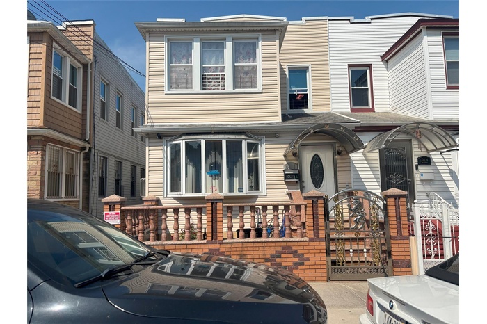 Townhome / multi-family property featuring a gate