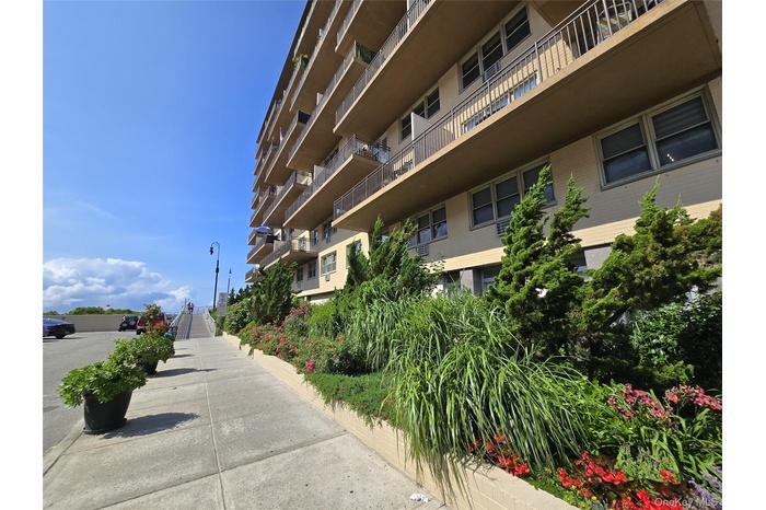 View of apartment building / complex