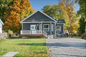 LEGAL DUPLEX IN PRIME LOCATION !