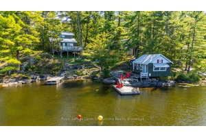 First time offered on Pine Lake !
