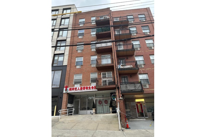 View of apartment building / complex
