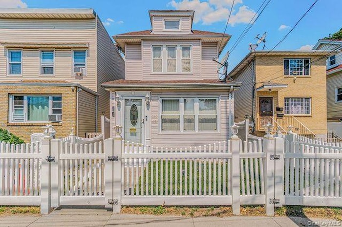View of front of house featuring a gate and a fenced front yard