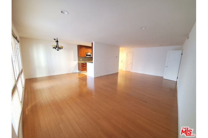 living room/den