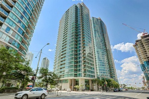 Welcome to this stunning 2 bedroom, 2 bathroom condo with an enclosed den in the heart of downtown Toronto, offering breathtaking south facing views of the Rogers Centre, CN Tower, ...