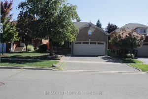 Welcome home to this spacious and bright detached Bungaloft located in the highly sought after Caledon Valleywood neighbourhood !