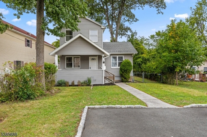 Front view with Driveway