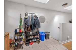 Beautiful 2 bedroom 1 bath apartment in prime, prime Mirvish Village Location.