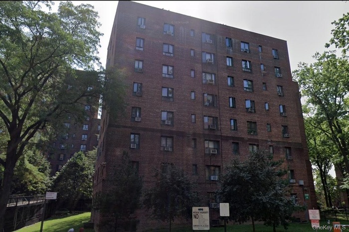 View of apartment building / complex