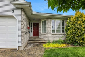Fantastic end unit in the sought after adult community of West Li Gardens !
