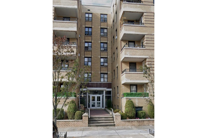 View of apartment building / complex