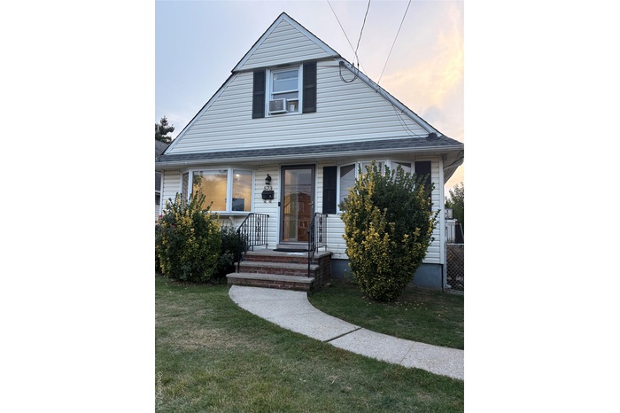 Bungalow featuring a front yard