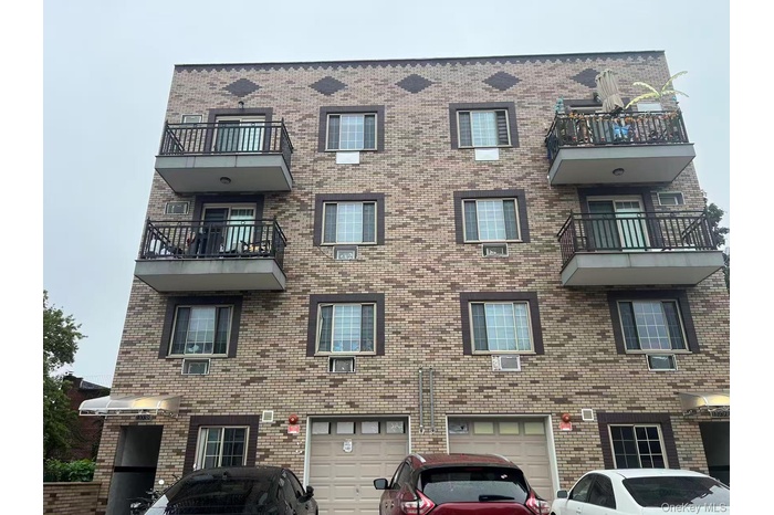 View of apartment building / complex