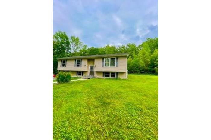 Front of property featuring a lawn