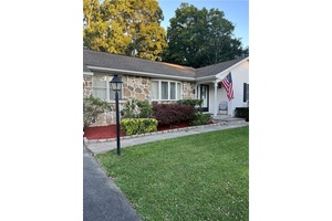 Enjoy seasonal views of the Hudson River from this sprawling 3 bedroom, 3.
