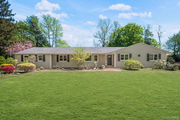 Ranch-style house featuring a front yard