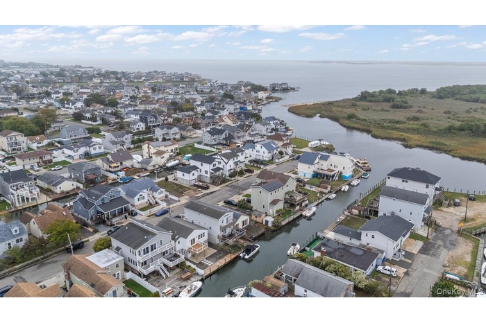 873 S 7th Street, Lindenhurst