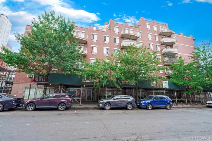 View of apartment building / complex