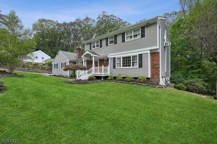 Exterior Vinyl/brick