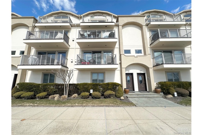 View of apartment building / complex