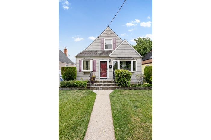 Bungalow featuring a front yard