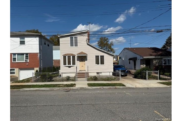 View of front of house featuring a fenced front yard