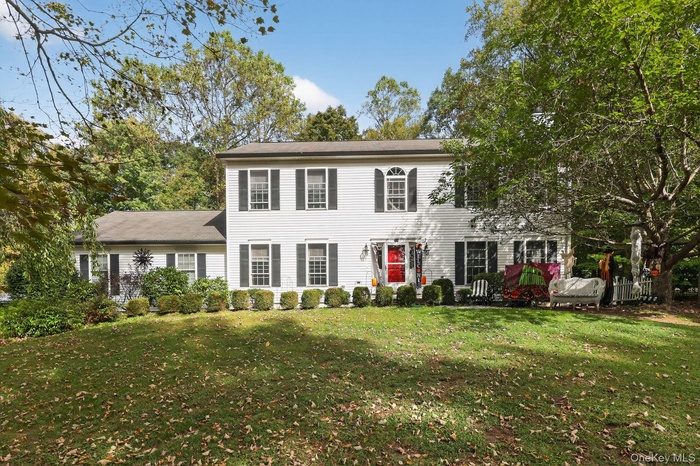 Colonial house featuring a front yard