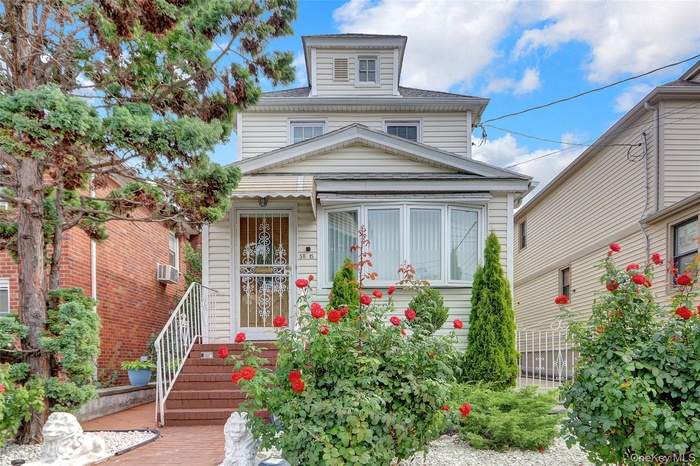 View of american foursquare style home