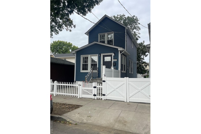View of front of house featuring a gate and a fenced front yard