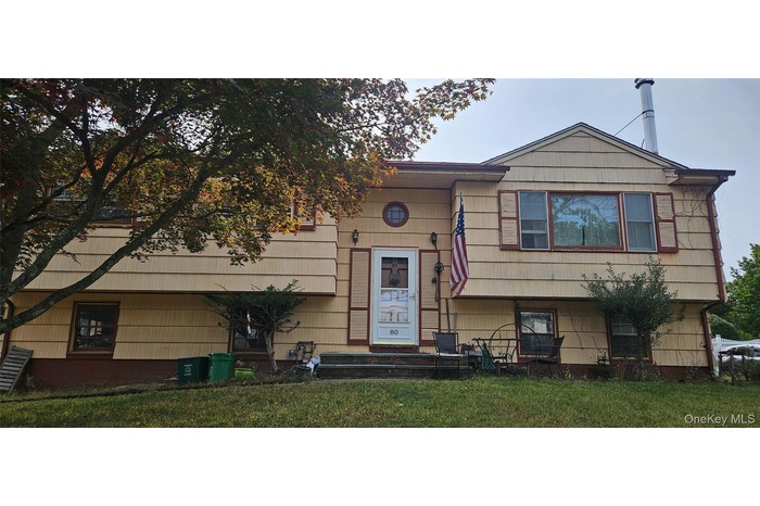 View of front facade featuring a front yard
