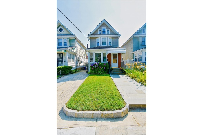 View of front facade with a front lawn