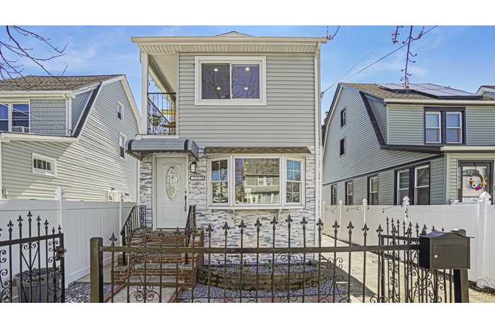View of front of home featuring a fenced front yard