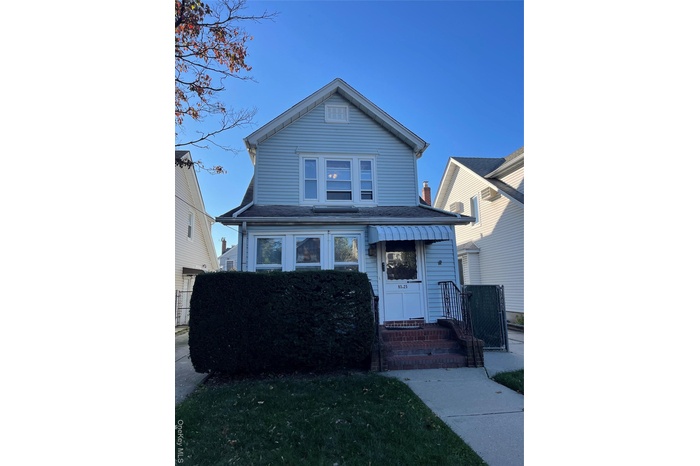 View of front of house featuring a front yard