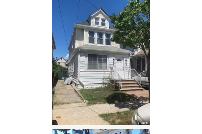 View of american foursquare style home
