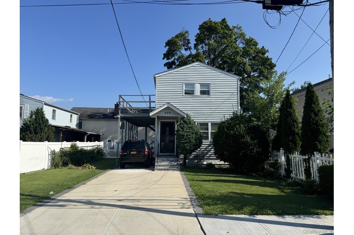 View of front of house with driveway
